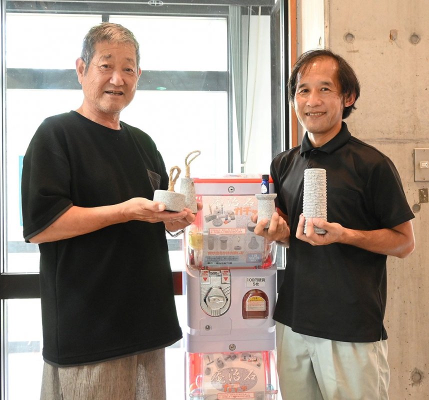 御山公園に設置された「庵治石ガチャ」をＰＲする大山所長（右）と制作者の中山さん＝香川県高松市牟礼町