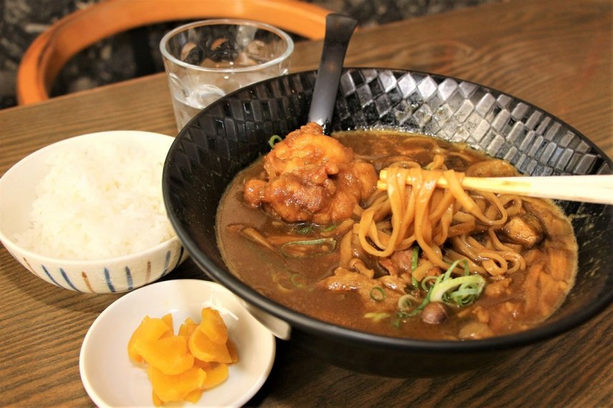 スパイスの利いたルーと平打ち麺の相性は抜群。浅野選手が好物という唐揚げも魅力だ