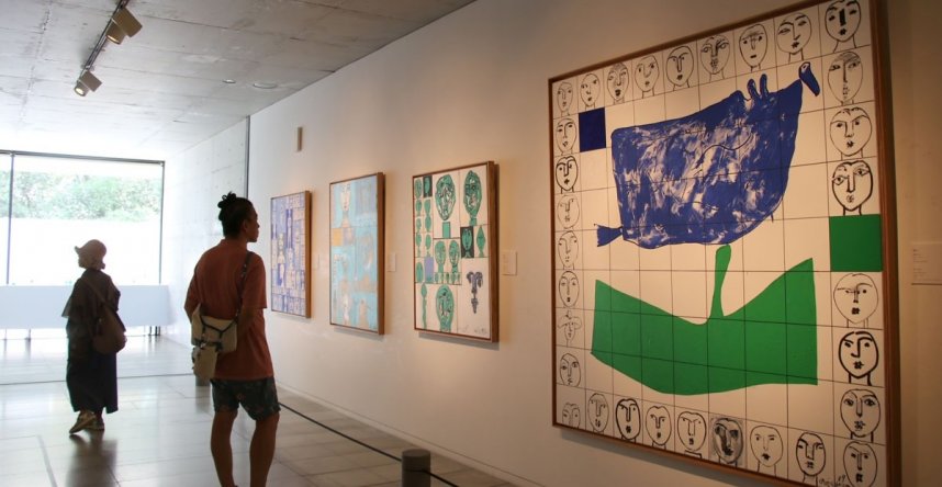 「人」をテーマに猪熊弦一郎の作品を紹介する展覧会＝香川県高松市屋島中町、四国村ギャラリー