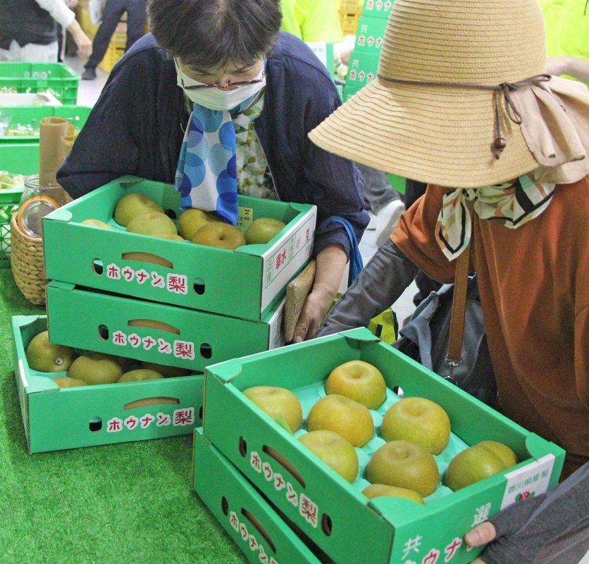 直売所で飛ぶように売れる箱詰めの「ホウナンの梨」＝香川県観音寺市豊浜町