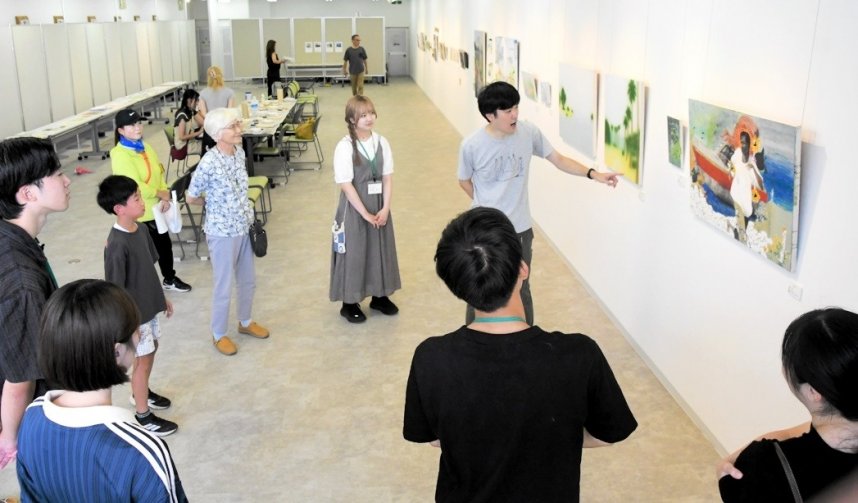 学生たちの個性あふれる作品が並ぶ「未来の収穫祭２０２５」＝香川県丸亀市本町、まちなかギャラリー