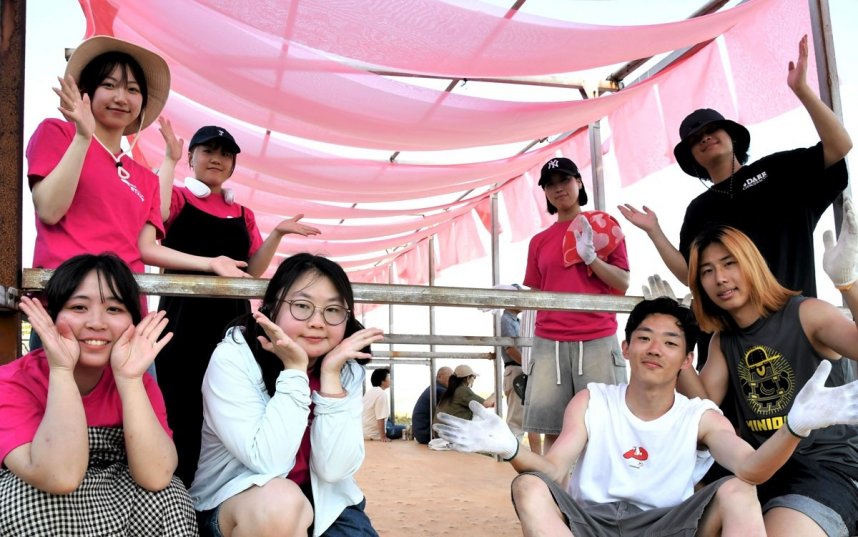 ３層に重ねた生地で海の家に鮮やかな屋根を作った文化学園大の学生ら
