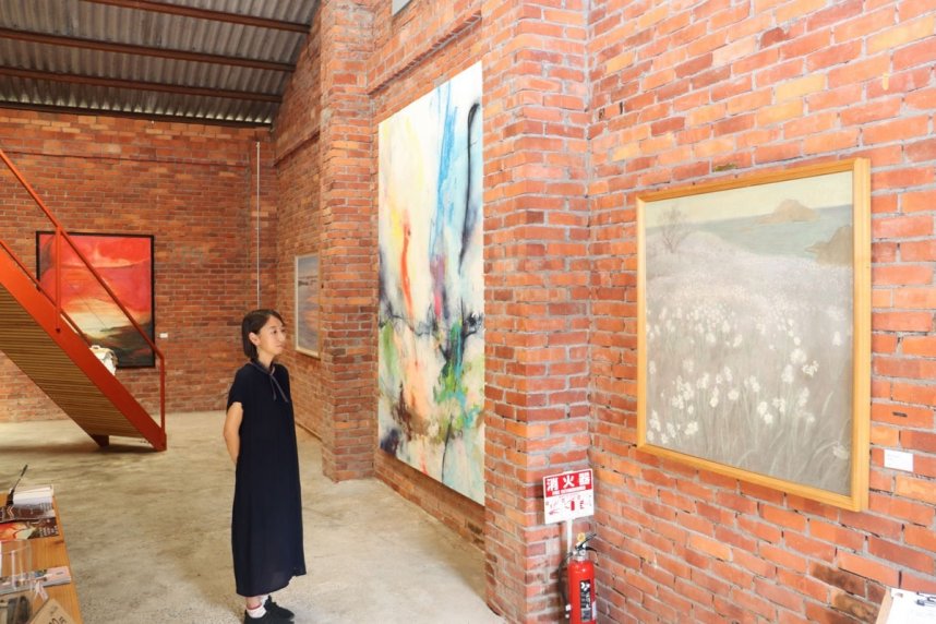 小豆島にゆかりのある作家が描いた個性あふれる絵画に見入る来館者＝小豆島町馬木、ＭＯＣＡ ＨＩＳＨＩＯ ＡＮＮＥＸ