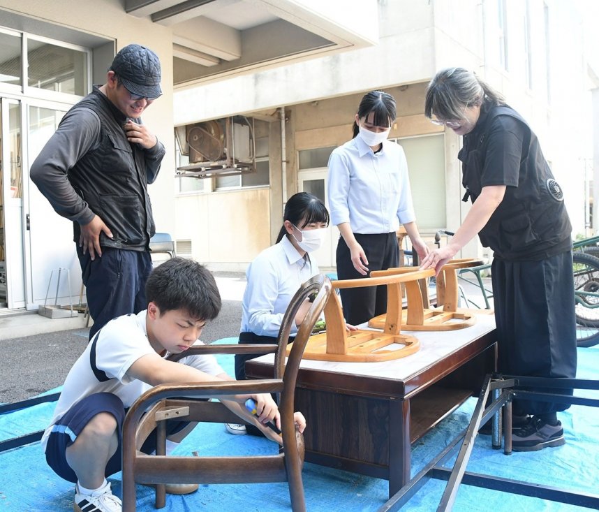 高校生と作品制作に取り組む作家の津澤さん（左端）と細淵さん（右端）＝香川県仲多度郡多度津町栄町、多度津高