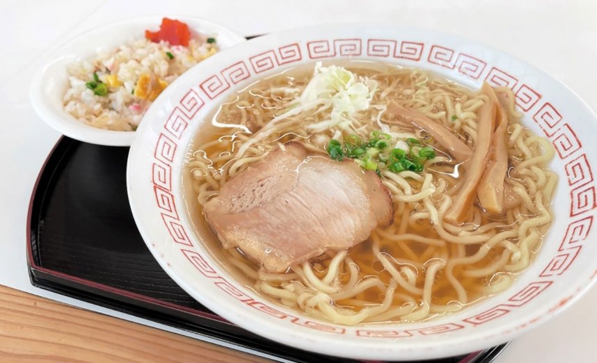 中華そばと焼き飯がセットになった「中華ランチ」。お茶屋さんらしく昆布茶が隠し味