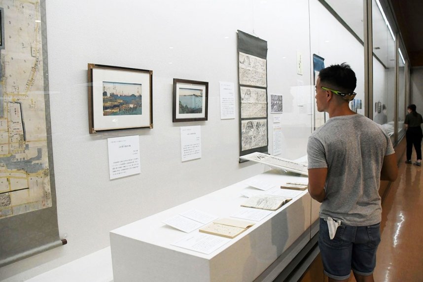 江戸期の「旅」をテーマにした浮世絵や古文書などを紹介した企画展＝香川県丸亀市一番丁、市立資料館