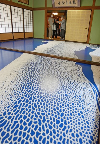 秋会期に向けて制作が進む作品を見学する来場者＝宇多津町、倉の館三角邸