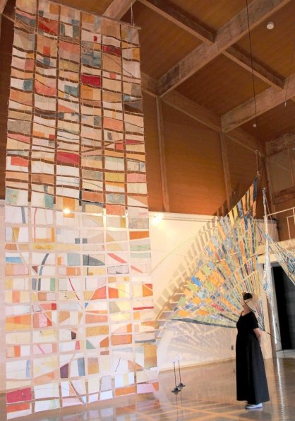 自然の力強さを表現した作品に見入る来場者＝香川県高松市塩江町、市塩江美術館