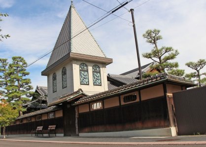 とがった塔がひときわ目を引く「倉の館三角邸」