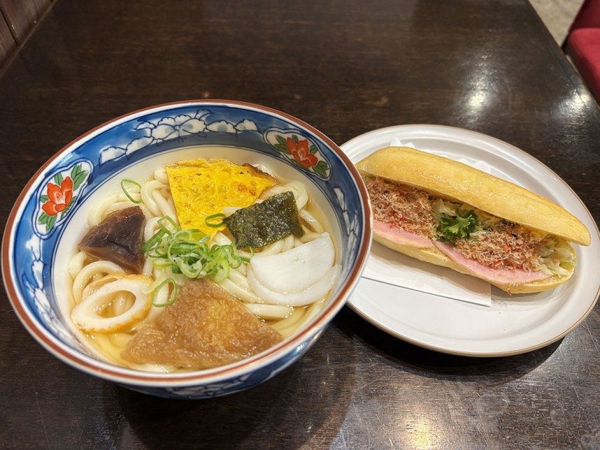 長年愛されている「うどん」と「ホットドッグ」