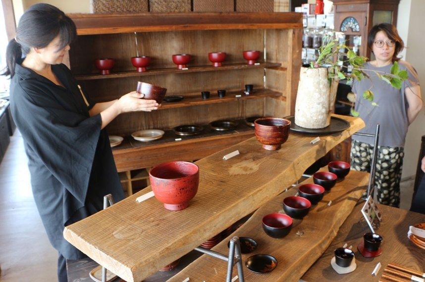 国産漆だけを使ったさぬき漆保存会の作品展＝香川県丸亀市飯山町、うつわ　