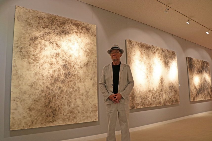 油煙を用いて制作した作品について解説する原＝香川県坂出市駒止町