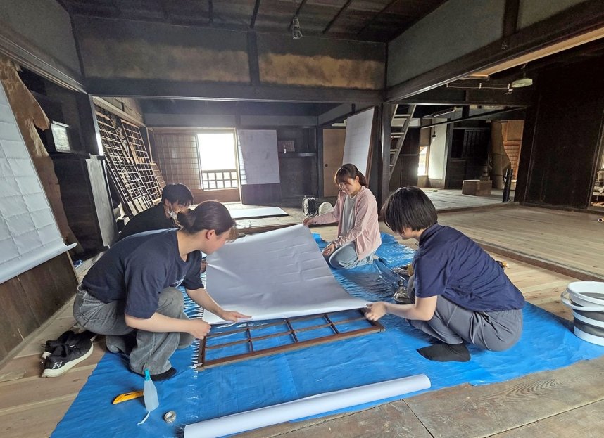 「豊島邸」の改修作業を進める香川大生＝香川県丸亀市本島町
