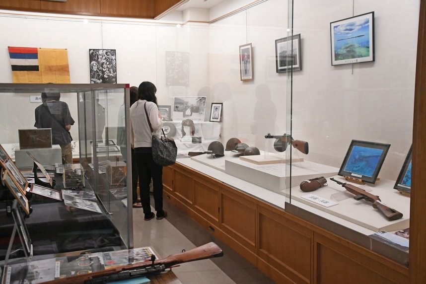 銃や偵察用カメラなどの戦時品を数多く紹介した企画展＝香川県仲多度郡多度津町家中、町立資料館