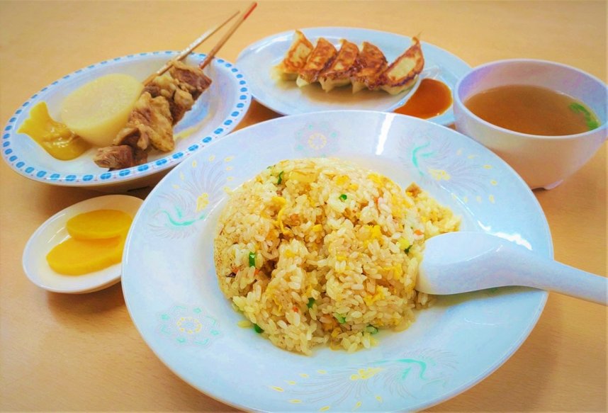 焼き飯の米のパラパラ感に頰が緩む。ギョーザとの相性は抜群