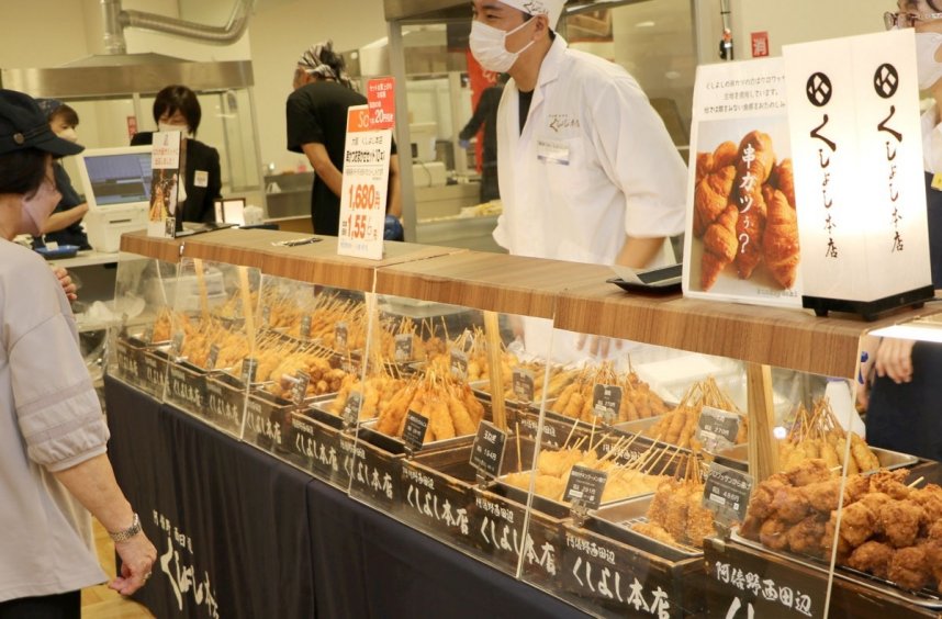 串カツなどを求める人でにぎわう会場＝香川県高松市内町、高松三越