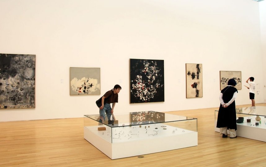 猪熊が渡米した１９５５年を起点に作品を紹介する展覧会＝香川県丸亀市浜町、市猪熊弦一郎現代美術館