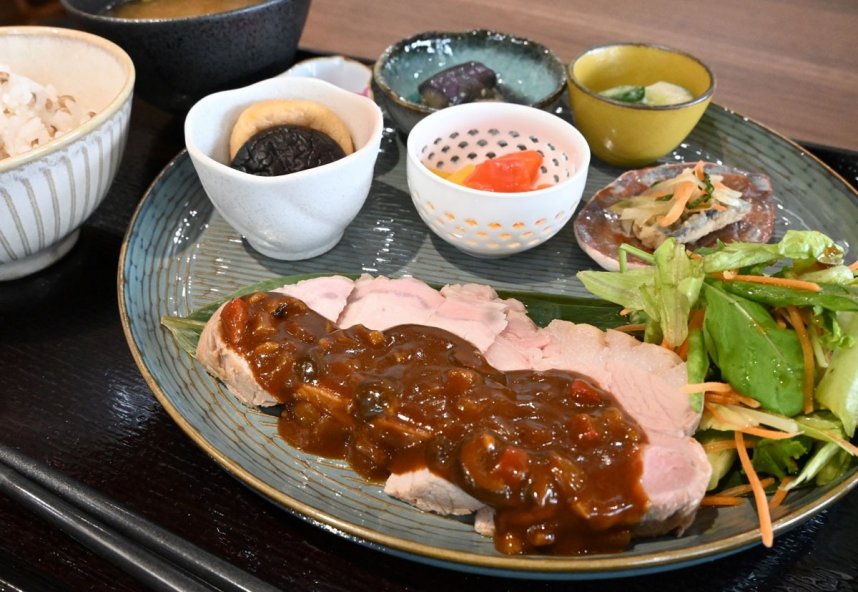 低温調理したローストポークを主菜とした「本日のランチプレート」