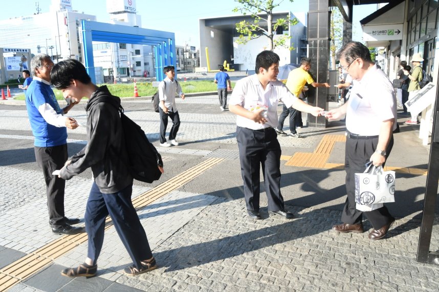 丸亀ハーフマラソンの参加受け付け開始を周知する事務局スタッフら＝香川県丸亀市浜町、ＪＲ丸亀駅