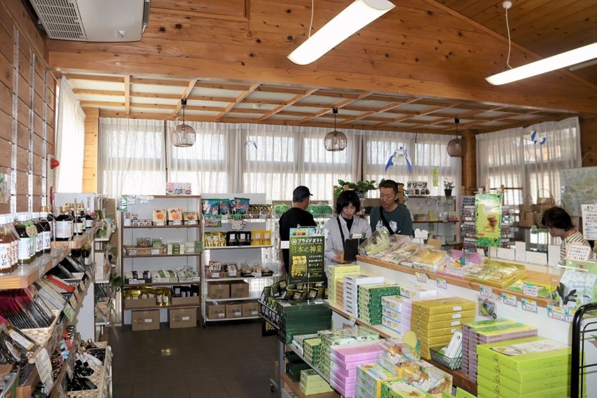 小豆島の特産品を取りそろえている物産館
