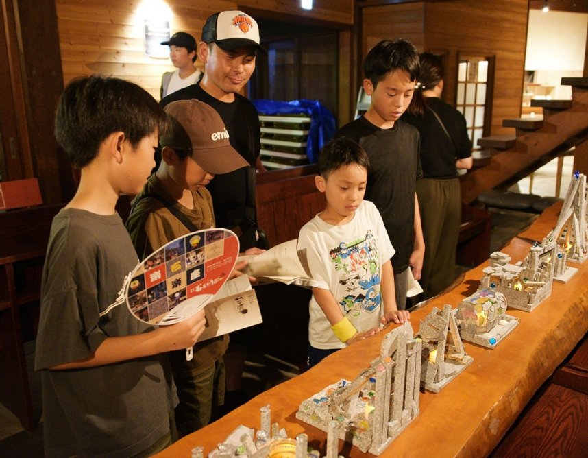 牟礼小５年生が取り組んだ学習の成果を展示するコーナー＝高松市牟礼町、もくもく遊らんど
