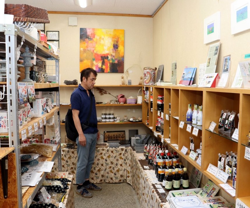 小豆島特産のしょうゆやオリーブオイルなどを取りそろえている管理棟