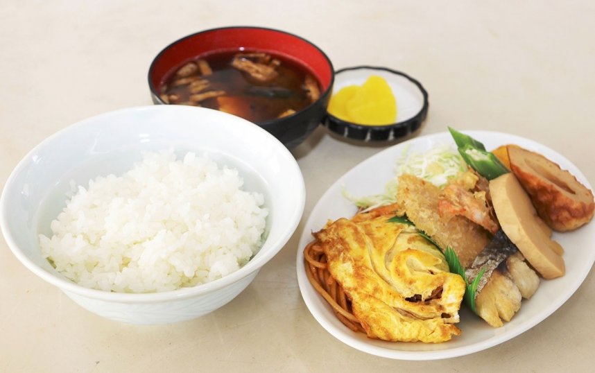 人気の昼定食。大皿を埋め尽くすおかずがうれしい
