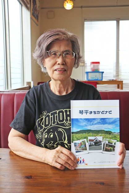 「琴平まちかどナビ」をＰＲする佐藤会長＝香川県仲多度郡琴平町