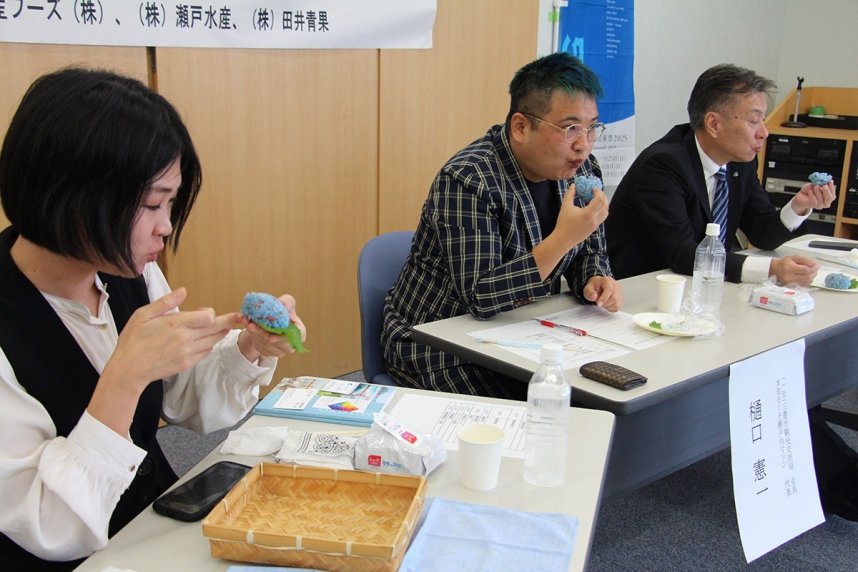 最終審査で考案者が調理した「アイデアおにぎり」を試食する審査員＝香川県三豊市仁尾町、市民センター仁尾