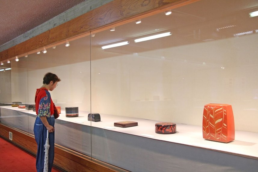 秋の彩りをあしらった作品に見入る来場者＝香川県高松市番町、県漆芸研究所