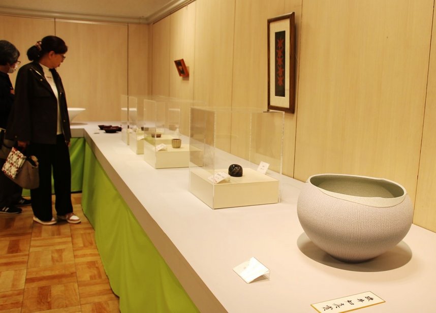錬磨した技術と豊かな感性で制作された作品を鑑賞する来場者＝香川県高松市内町、高松三越
