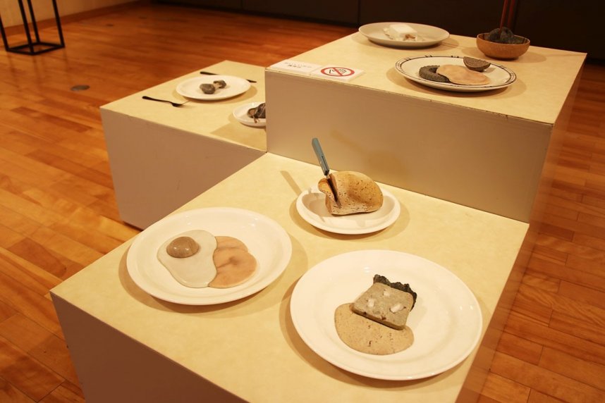 表面を滑らかに仕上げ、目玉焼きなど食べ物の質感を見事に表現した作品