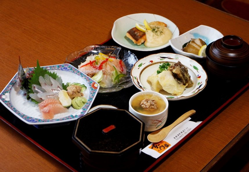 多度津高校のオリジナルブランド魚を使ったスペシャル海鮮定食