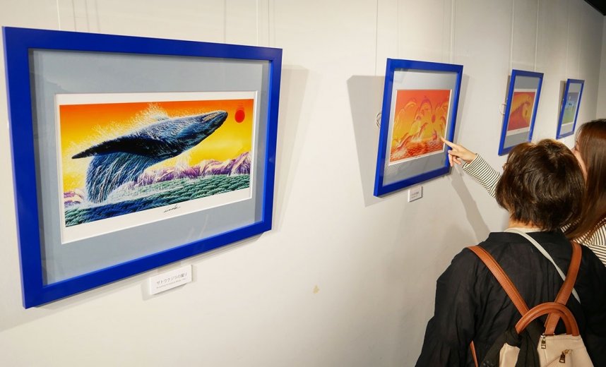 イルカ棟１階に展示された飛鳥さんの作品＝香川県綾歌郡宇多津町浜一番丁、四国水族館