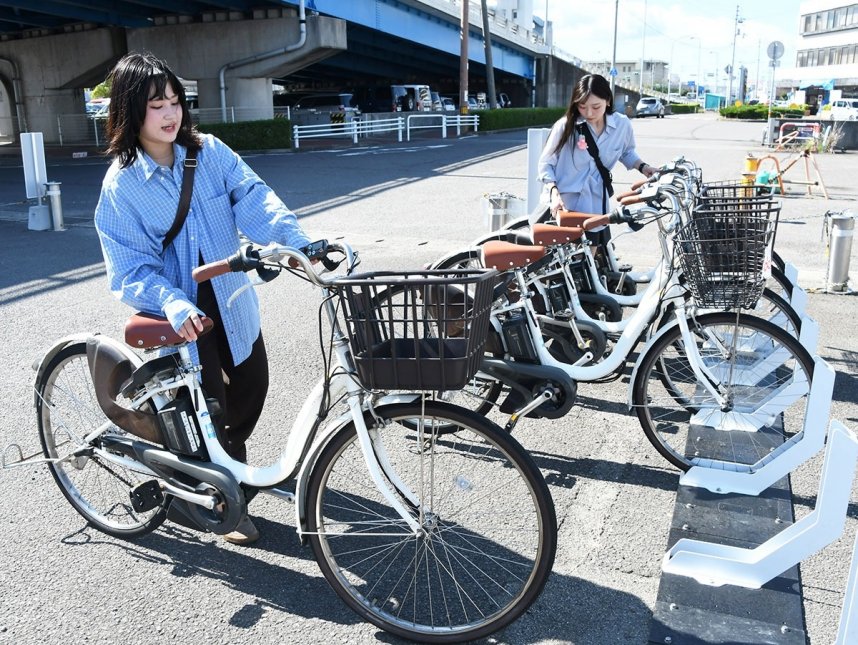 丸亀港で電動自転車を借り、市内巡りに出かける観光客＝香川県丸亀市福島町