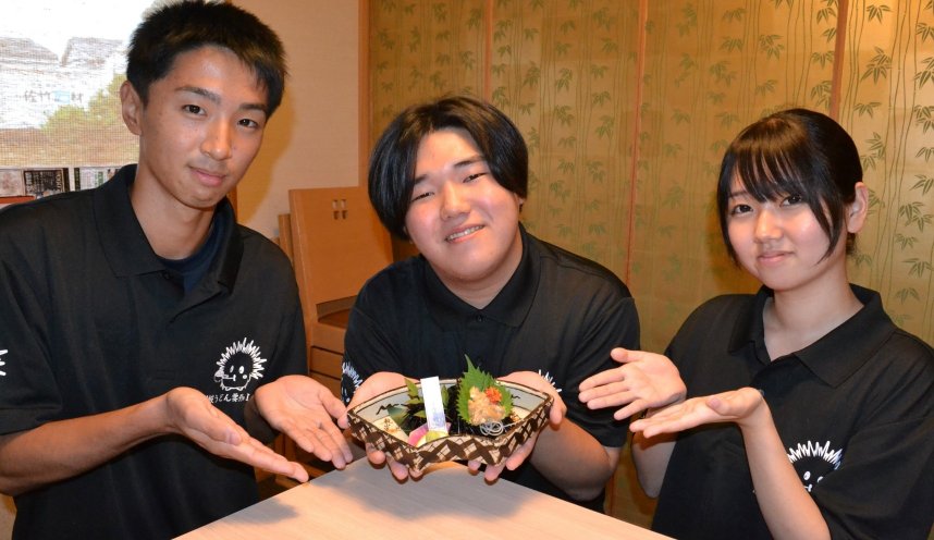 １人前１６５０円で販売を開始した「讃岐うどん雲丹」と養殖実験に取り組んだ多度津高生ら＝香川県丸亀市西平山町
