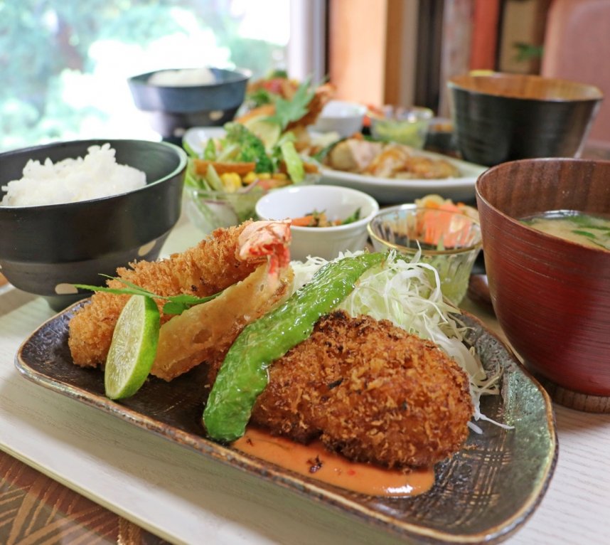 家庭料理をベースにした「週替わりランチ」（1300円、予約推奨）