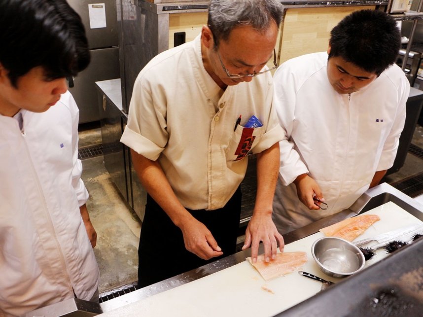 魚の下処理の仕方を学ぶ生徒たち＝香川県仲多度郡多度津町東浜