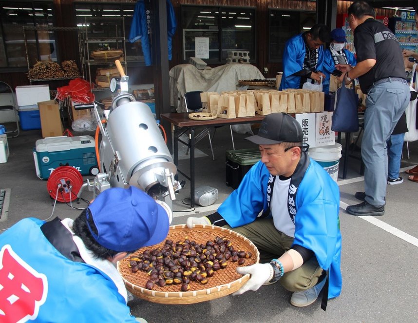 みとよ新栗フェアで圧力釜から取り出される出来たての焼き栗＝香川県三豊市高瀬町、良心市たかせ