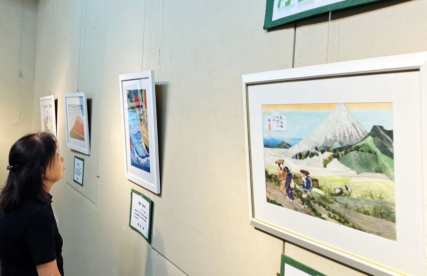 浮世絵の世界を押し花で表現した作品展＝香川県善通寺市文京町、市美術館