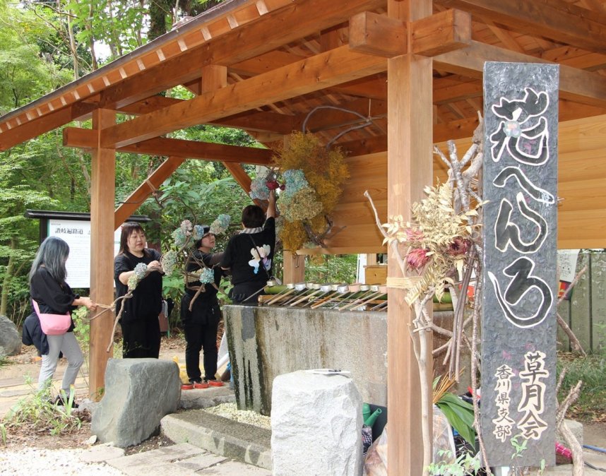 ４日から始まる秋会期に向けて生け花の展示作業を行う草月会香川県支部のメンバー＝香川県さぬき市志度、志度寺