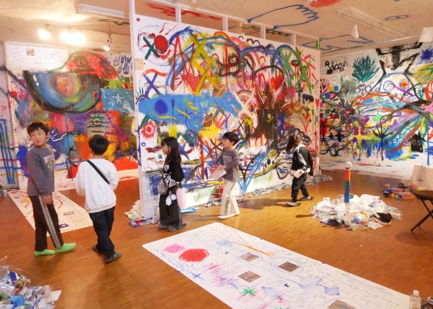 壁、床、天井に描かれたペインティング作品=香川県綾歌郡綾川町枌所西、かがわ・ものづくり学校