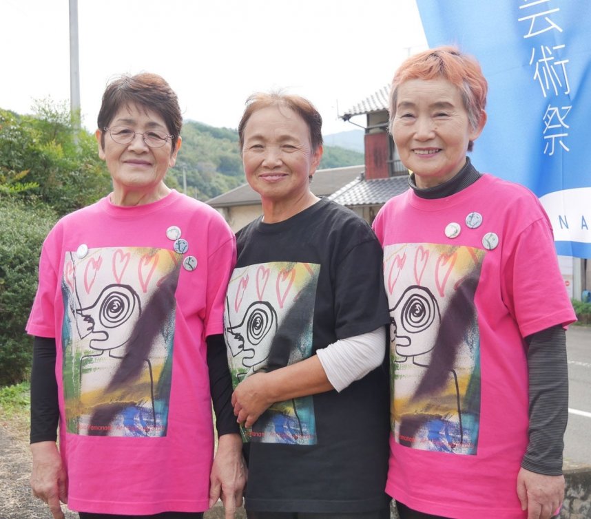 芸術祭共同代表の(左から)井手上あや子さん、井手上美智子さん、森本ゆう子さん