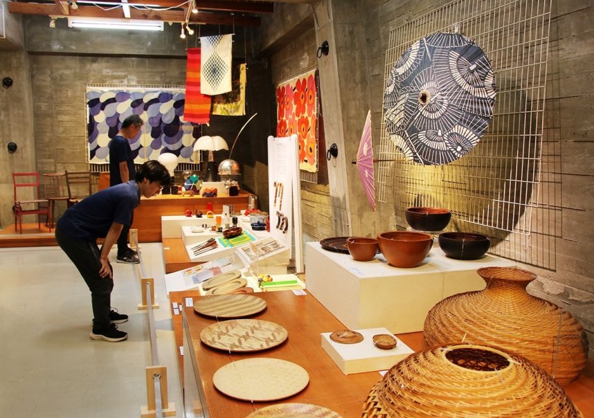 新民芸の歩みを伝える工芸品などが並ぶ企画展＝香川県高松市亀水町、瀬戸内海歴史民俗資料館