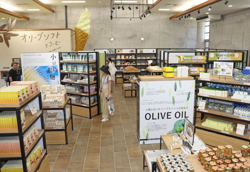 小豆島特産のしょうゆやオリーブオイルなどの人気商品を網羅している売店