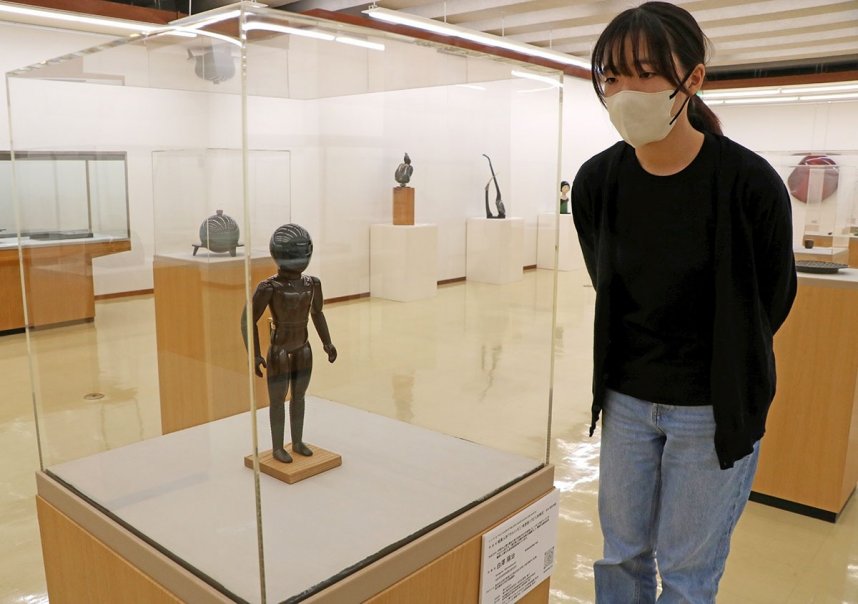 各分野で活躍する修了生の作品が並ぶ会場=香川県高松市番町、県文化会館