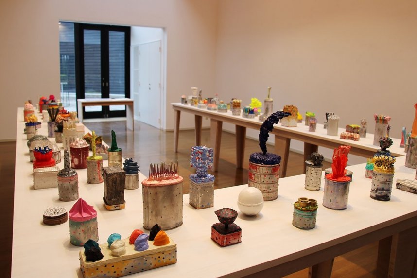 １１８種の元素それぞれをアルミ缶などを用いて表現した作品