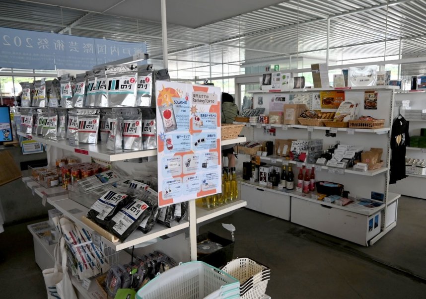 島旅の土産にぴったりな菓子や雑貨が並ぶ「直島楽市」