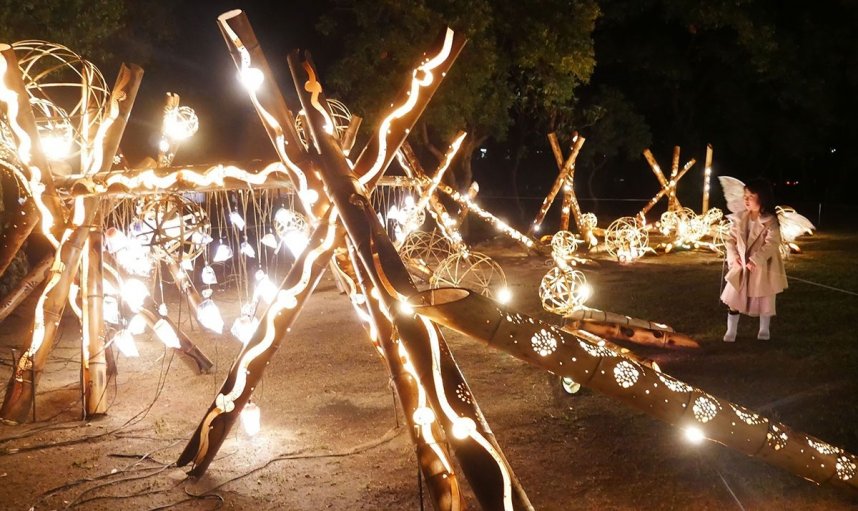 大小の竹明かりに照らされた「さかいで輝ノ夜」＝香川県坂出市久米町、坂出緩衝緑地東大浜地区
