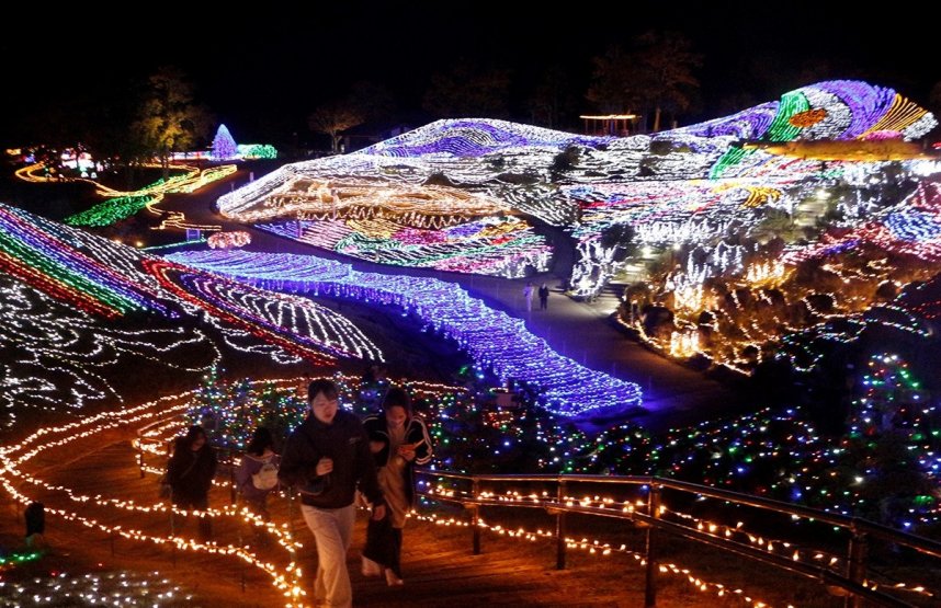 ２７日の内覧会で公開されたイルミネーション。約６５万個のＬＥＤを使い、幻想的な光の海が表現されている＝香川県仲多度郡まんのう町吉野、国営讃岐まんのう公園